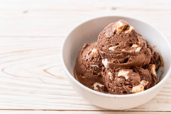 Helado de chocolate con malvaviscos — Foto de Stock