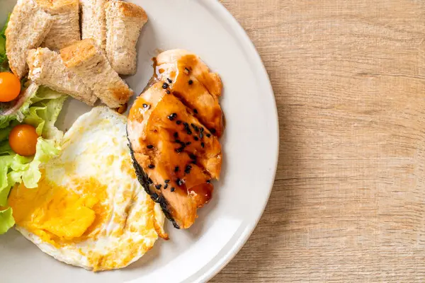 Steak z lososu teriyaki se smaženým vejcem a salátem — Stock fotografie