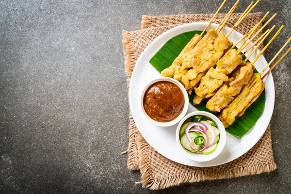 Domuz Satay-ızgara domuz fıstığı sosu veya tatlı ile servis ve 