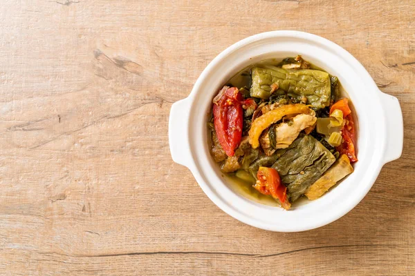 Acı kabak ve domuz eti ile korunmuş hardal yeşil çorba 