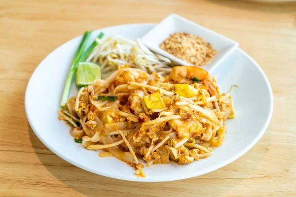 Thajské smažené rýžové nudle s krevetami a garnáty — Stock fotografie