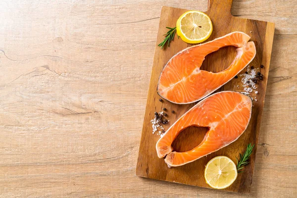 taze çiğ somon fileto biftek