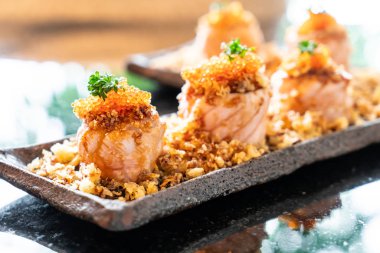 soslu somon suşi rulo 