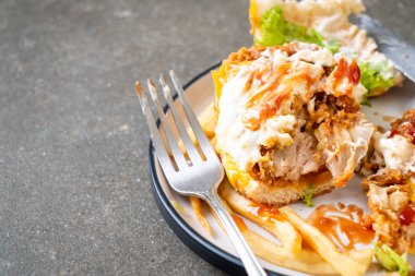 kızarmış tavuk burger