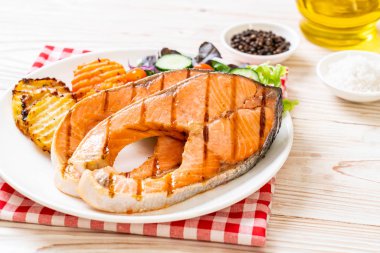 sebze ile ızgara somon biftek fileto