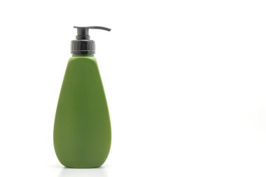 Beyaz arka plan üzerinde şampuan veya saç kremi şişe