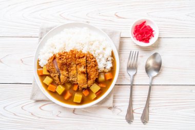 Çıtır çıtır kızarmış domuz pirzola köri ve pilav ile 