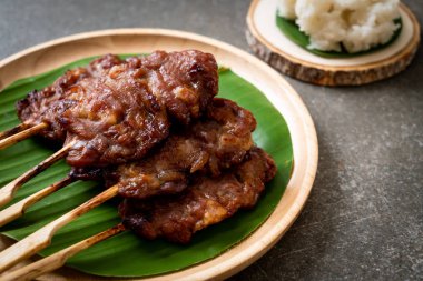 saptırılmış süt domuz beyaz yapışkan pirinç ile ızgara