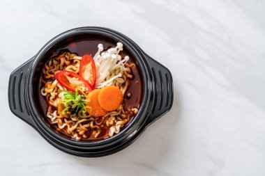 siyah kase Kore anlık erişte