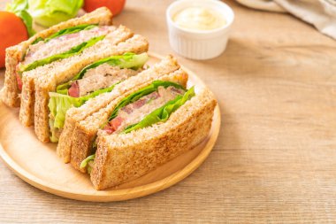 Ev yapımı ton balıklı sandviç 