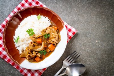 Japon köri pirinç dilimlenmiş domuz eti, havuç ve soğan ile