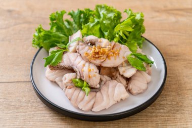 Haşlanmış balık dip sos ile