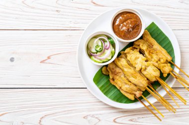 Domuz Satay-ızgara domuz fıstığı sosu veya tatlı ile servis ve 