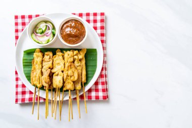 Domuz Satay-ızgara domuz fıstığı sosu veya tatlı ile servis ve 