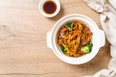 domuz ve sebze ile kızarmış erişte