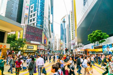 Hong Kong - 21 Şubat 2019: İnsanlar arasında Hennessy Road, Ca