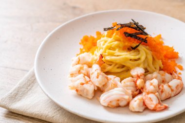 karidesler ve karides yumurtası ile spagetti kremsi