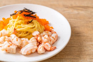 karidesler ve karides yumurtası ile spagetti kremsi