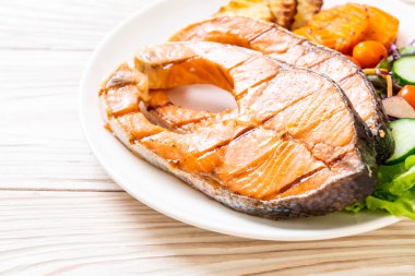 sebze ile ızgara somon biftek fileto