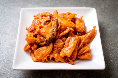 kimchi ile tavada kızartılmış domuz eti