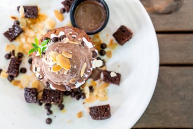 çikolatalı dondurma ve kek ile çikolata pancake