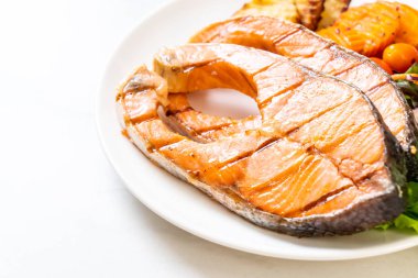 sebze ile ızgara somon biftek fileto