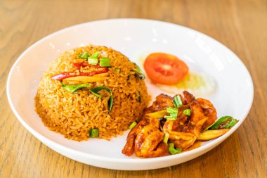 Karides ile Tom Yum Kızarmış Pilav