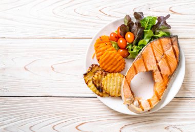 sebze ile ızgara somon biftek fileto