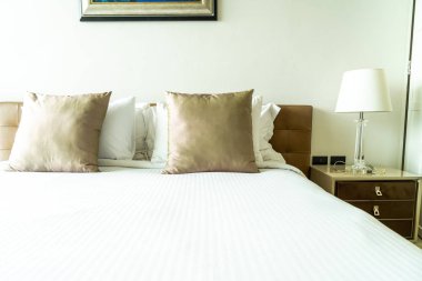 Yatak odasının iç tarafında yastık ve yatak dekorasyonu.