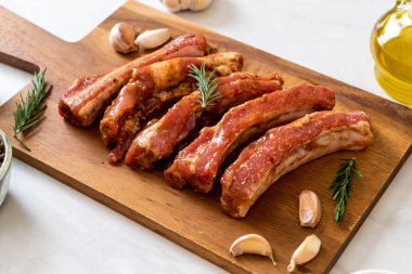 Taze Çiğ domuz kaburga malzemelerle kavurma için hazır