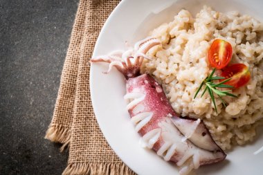 Kalamarlar veya ahtapot risotto