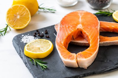 taze çiğ somon fileto biftek