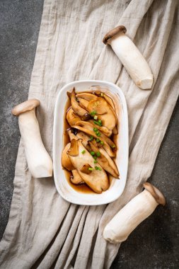 tavada kızartılmış Kral istiridye, istiridye soslu mantar