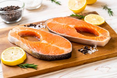 taze çiğ somon fileto biftek