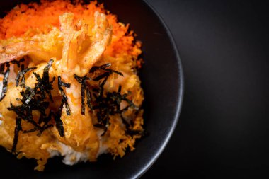 karides tempura pirinç kase karides yumurta ve deniz yosunu ile