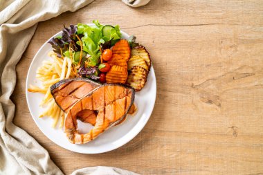 sebze ve patates kızartması ile ızgara somon biftek fileto