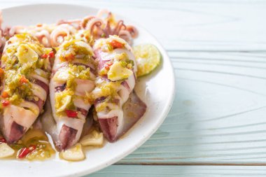 Baharatlı Chili ve limon sosu ile buharda squids