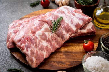 Taze çiğ domuz kaburgası. 