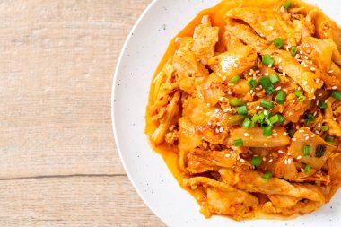 kimchi ile tavada kızartılmış domuz eti 