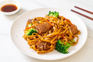 domuz ve sebze ile kızarmış erişte