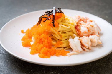 karidesler ve karides yumurtası ile spagetti kremsi