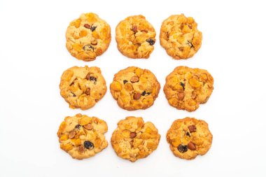 Mısır gevreği, kuru üzüm ve bademli ev yapımı kurabiyeler.