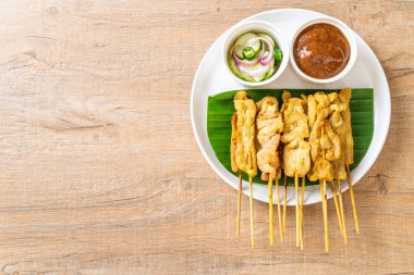 Domuz Satay-ızgara domuz fıstığı sosu veya tatlı ile servis ve 