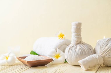 Spa bitkisel top mum ve orkide ile sıkıştırma