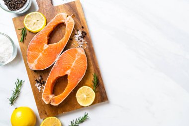 taze çiğ somon fileto biftek