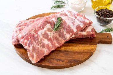 Taze çiğ domuz kaburgası. 