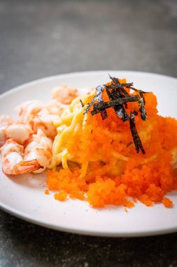 karidesler ve karides yumurtası ile spagetti kremsi