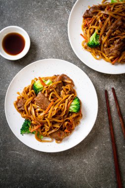 domuz ve sebze ile kızarmış erişte