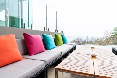 Kanepe dekorasyon açık veranda üzerinde yastık