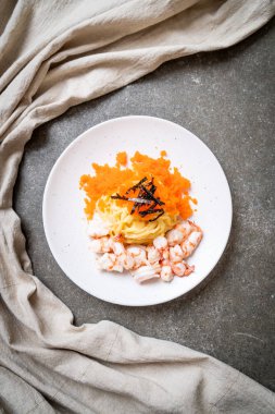 karidesler ve karides yumurtası ile spagetti kremsi